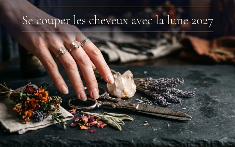 ciseaux anciens en argent et cristaux sur une pierre sombre pour se couper les cheveux avec la lune 2027